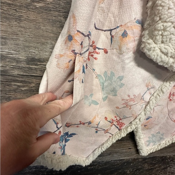 BB Dakota Cream Floral Asymmetrical Vest with Plush Sherpa Lining - Picture 7 of 11